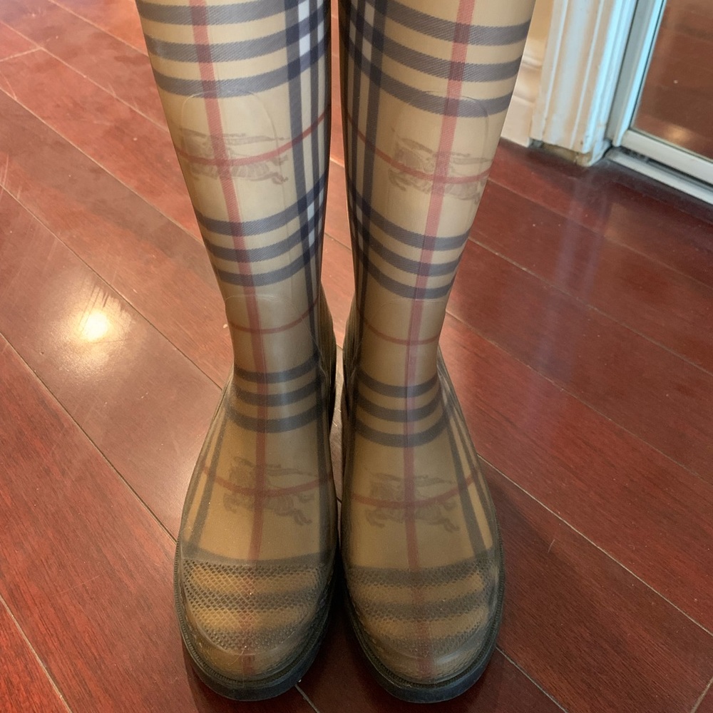 Burberry rain boots - rubber - size 5.5 (Authentic)
